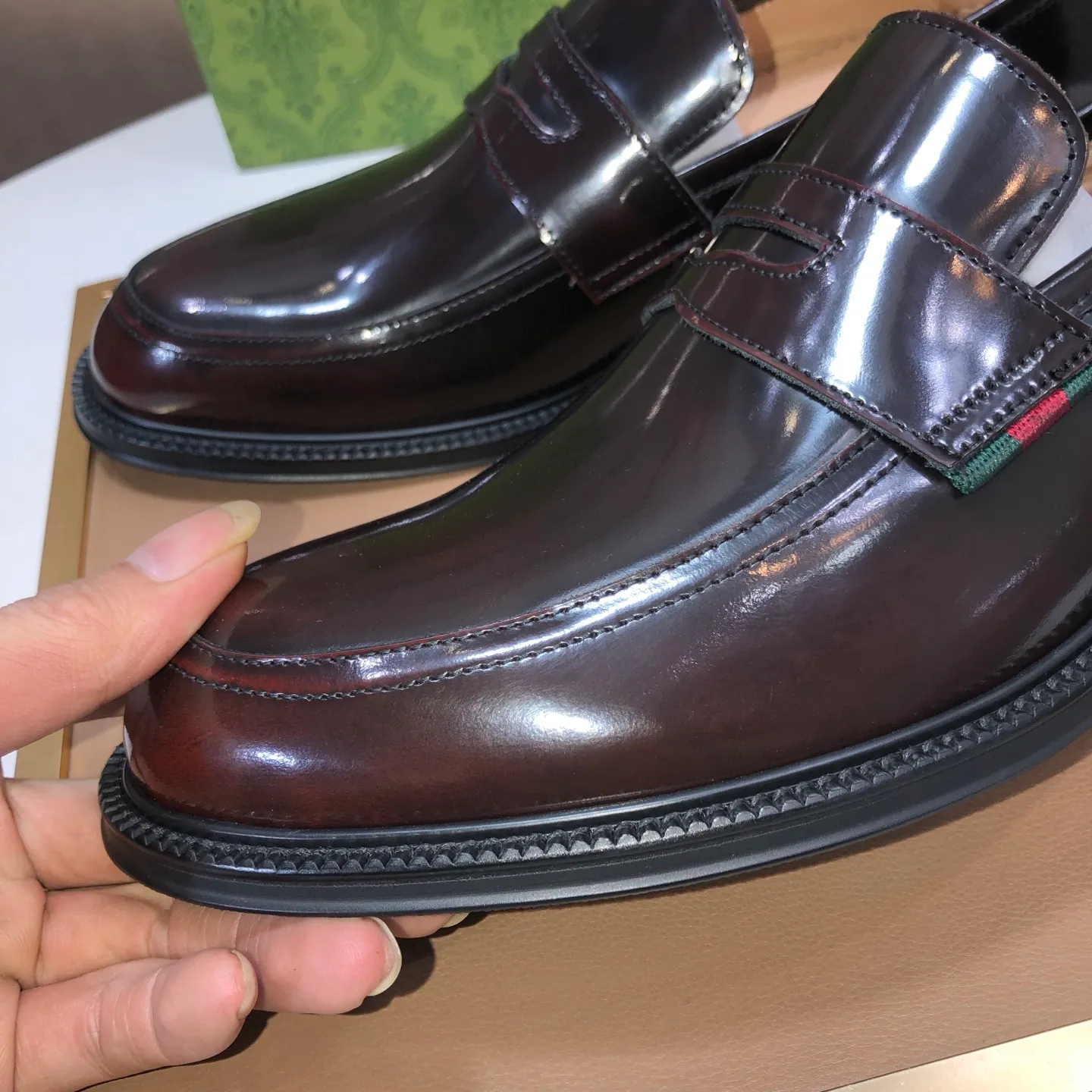 Factory batch 500💰Italy’s top luxury men’s shoe giant (GUCCI) (Gucci) (full cowhide lining) new arrival🍃Original European style🔰 Pleasant to the eye😍In order to make the shoes more durable and non-deformable🌀The production continues to follow traditional methods but there is still no lack of innovation💪The original sheepskin is selected for the leather♻️Smooth, natural and extra bright⭐Made of imported cowhide The rich man’s first choice 38-45 (45 customized)